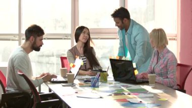 Her çalışan için geliyor ve açıklayan Hintli patron.