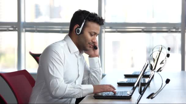 Callcenter-Mitarbeiter lächelt gegen riesige Fenster. — Stockvideo