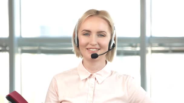 Mujer rubia con auriculares mostrando el pulgar hacia arriba . — Vídeos de Stock