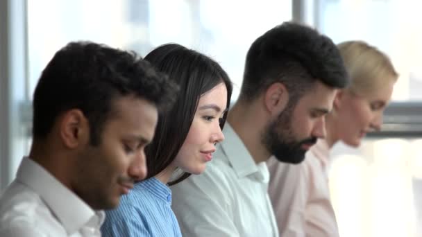 Asiatisk tjej att erhålla goda nyheter per telefon. — Stockvideo