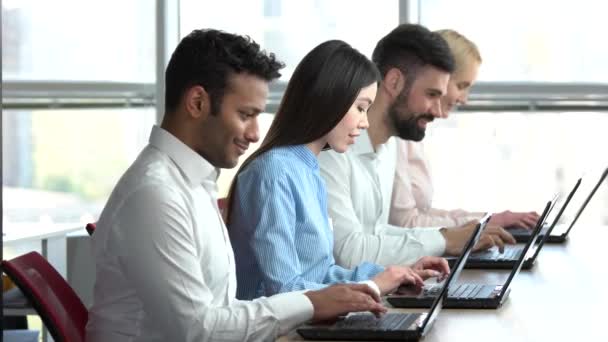 Gente sonriente trabajando juntos en la oficina . — Vídeos de Stock