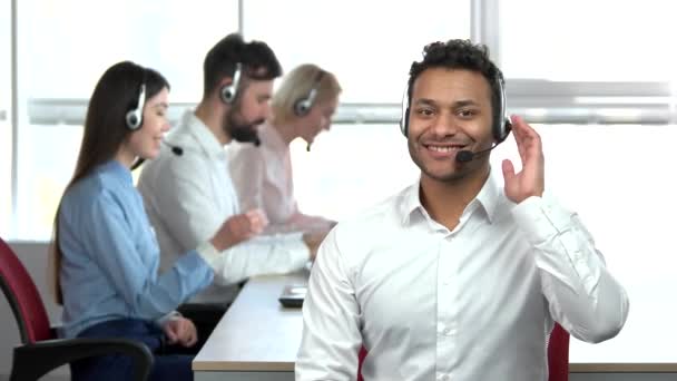 Munter indisk callcenter arbejdstager viser tommelfinger op . – Stock-video