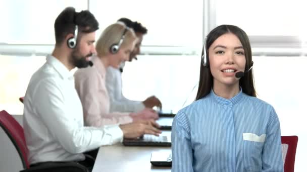 Asiatisk tjej pratar med headset. — Stockvideo