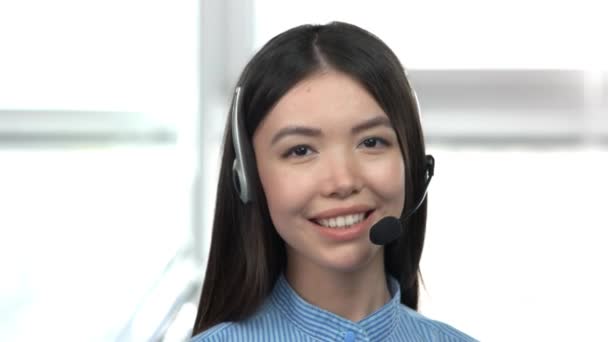 Süße asiatische Mädchen mit Headset. — Stockvideo