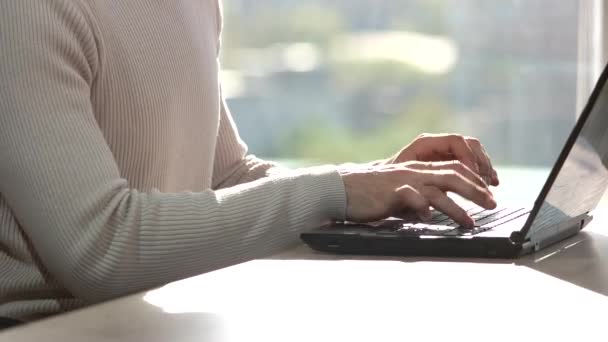 Man att skriva, begrunda och börjar skratta. — Stockvideo