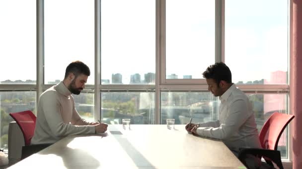 Dva podnikatelé podepsání dohody o partnerství a metoda handshaking. — Stock video