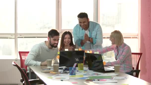 Щасливі працівники в офісі досягають успіху . — стокове відео