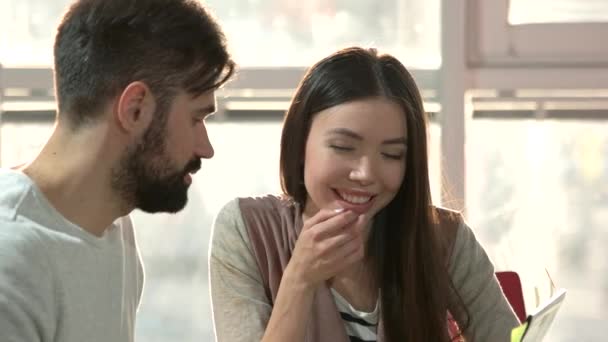 Joven pareja alegre teniendo discusión . — Vídeos de Stock