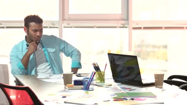 Diseñador indio trabajando duro en la oficina . — Vídeos de Stock