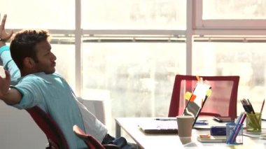 Adam onun dizüstü bilgisayarı kapatın ve git.