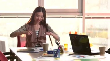 Cap kalem, windows artalanları koyarak kadın.