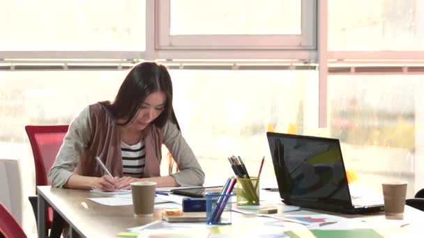 Vuxen kvinnlig student skriver läxor med surfplatta. — Stockvideo