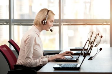 Sevimli gülümseyen kadın callcenter Ajan.