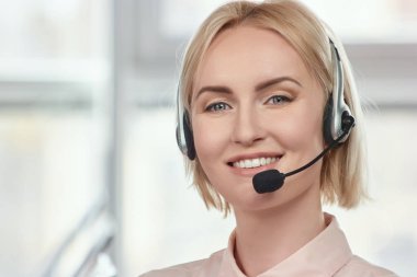 Kulaklık giyen güzel bir sarışın Bayan portresi.