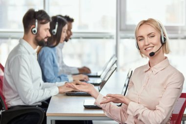 Kadın operatör recommeding onun co-işçiler.