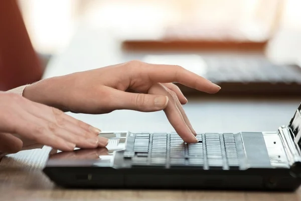 Введення рук на клавіатурі ноутбука . — стокове фото