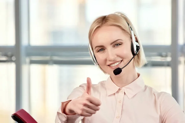 Mujer rubia madura call center operador mostrando pulgares hacia arriba . — Foto de Stock