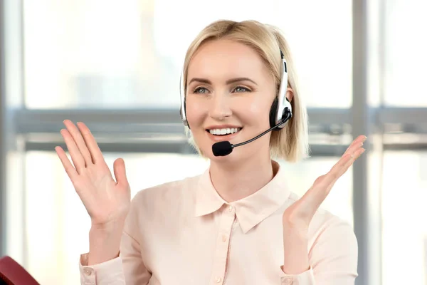 Kvinnliga blonda call center operatören porträtt. — Stockfoto