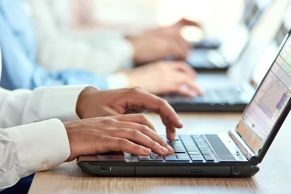 Negro mans manos escribiendo en el ordenador portátil . —  Fotos de Stock