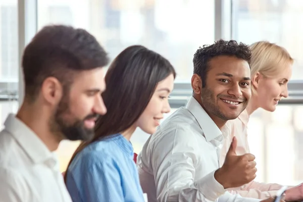 Sentado joven indio negro hombre mostrando pulgar hacia arriba . — Foto de Stock