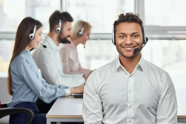 Joven amable operador de servicio al cliente masculino . — Foto de Stock