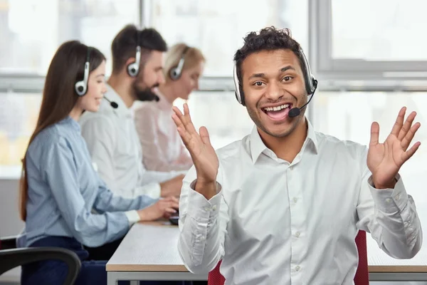 Porträt eines überglücklichen schwarzen Callcenter-Betreibers. — Stockfoto