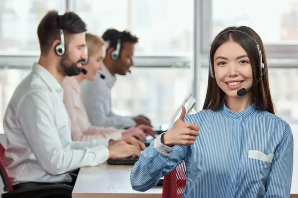 Chica asiática elogiando colegas . — Foto de Stock