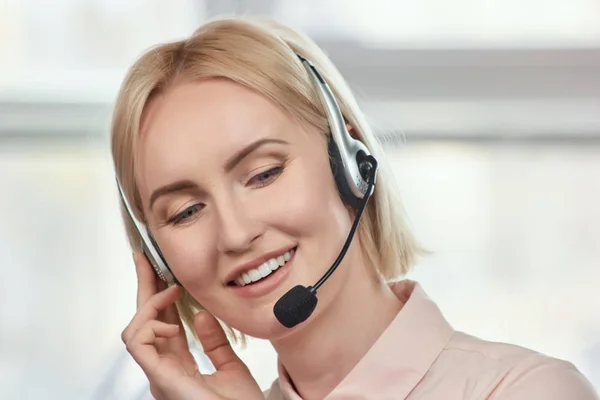 Bright picture of friendly female helpline operator. — Stock Photo, Image