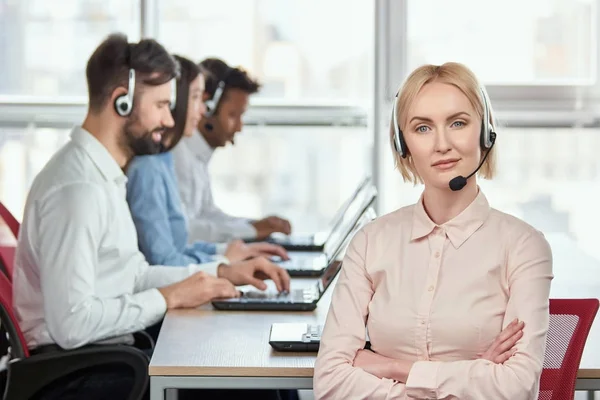 Operadora de call center femenina seria con brazos cruzados . — Foto de Stock