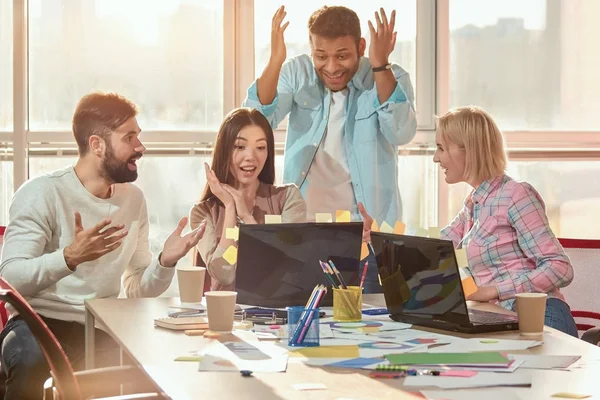 Colegas sorprendidos mirando el ordenador portátil . — Foto de Stock