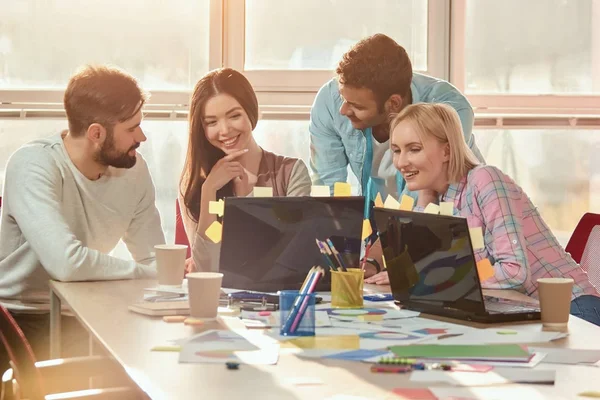 Amigos mirando el ordenador portátil en la cafetería . — Foto de Stock