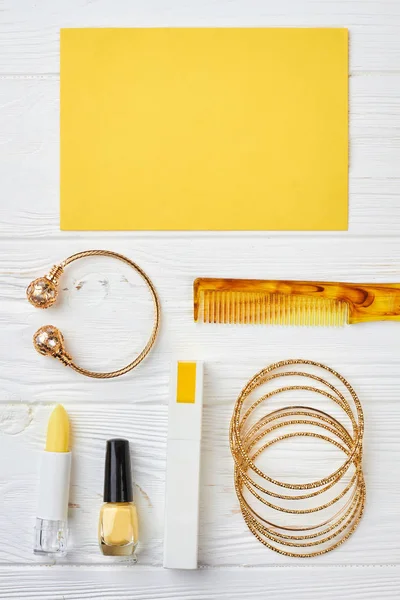 Ensemble de bracelet doré et cosmétiques . — Photo