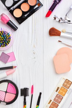 Dekoratif kozmetik kümesiyle makyaj.