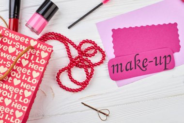 Kadın kozmetik ve güzellik aksesuarları.