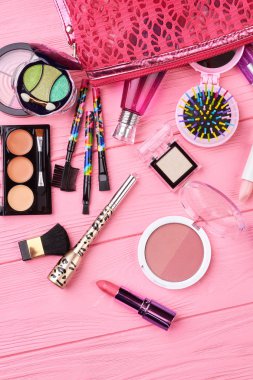 Düz yatıyordu kozmetik, araçları ve kese.