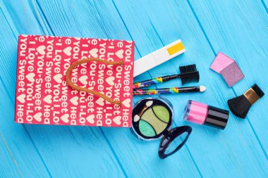 Kırmızı alışveriş çantası ve kozmetik.