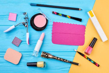 Düz yatıyordu kozmetik ve renk arka plan üzerinde araçları.