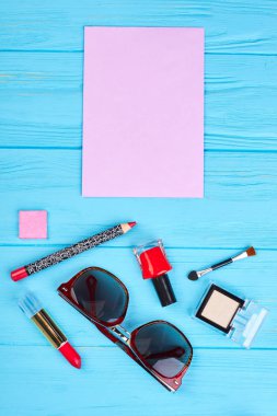 Düz yatıyordu kozmetik ve aksesuarları.