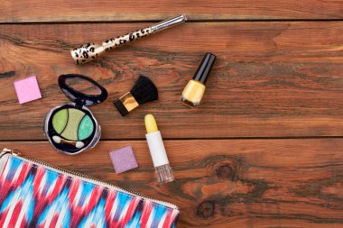 Kozmetik ile ahşap arka plan.