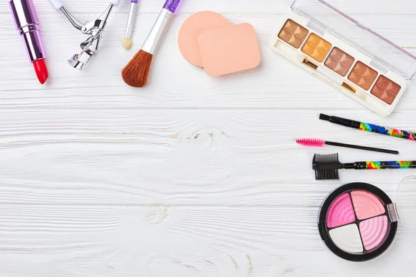 Flat lay cosmetici decorativi per le donne . — Foto Stock