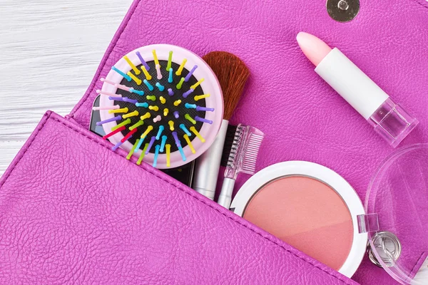 Nahaufnahme Ledertasche mit Kosmetik. — Stockfoto