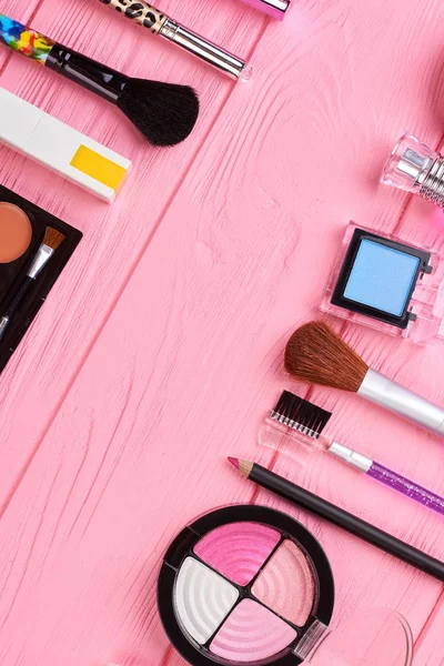 Trucco impostato su sfondo rosa . — Foto Stock