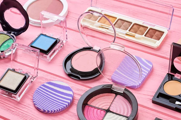 Reeks van kleurrijke eyeshadows, houten achtergrond. — Stockfoto