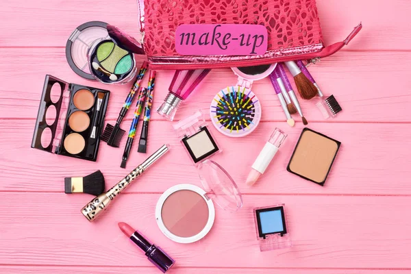 Mode make-up essentials, houten achtergrond. — Stockfoto