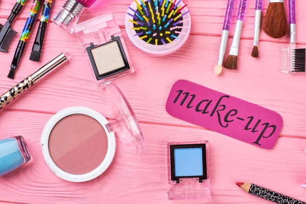Make-up artikelen op roze achtergrond. — Stockfoto