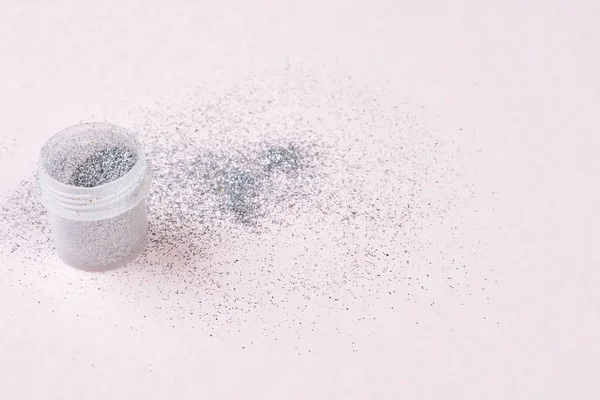 Silver makeup glitter på vit bakgrund. — Stockfoto