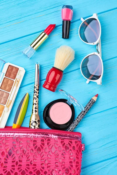 Vrouwelijke make-up essentials op kleurrijke achtergrond. — Stockfoto