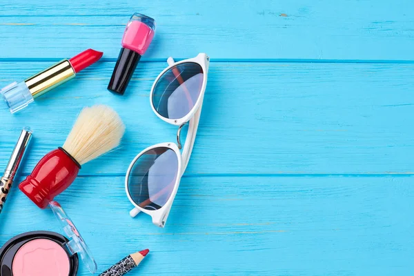 Cosmetica en accessoires, blauwe achtergrond. — Stockfoto
