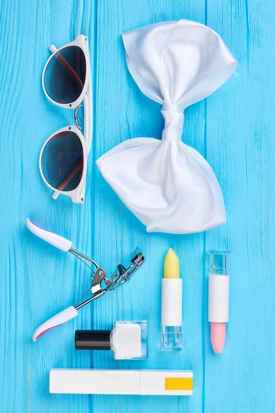 Sunglasses, bow-tie and cosmetics. — Stock Photo, Image