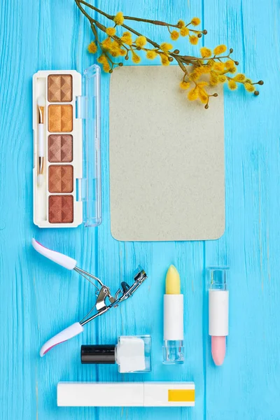 Decoratieve cosmetica op blauwe achtergrond. — Stockfoto